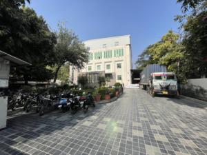 Reposapiés tapizado de madera otomana bordado con diseño Suzani de estilo moderno para decoración del hogar, sala de estar de la colección - Product Image 6