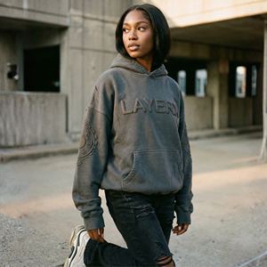 Sweat à capuche streetwear épais pour femme, 500 g/m² en molleton de coton, délavé à l'acide, doublé, avec impression 3D en relief et effet vieilli, vente en gros - Product Image 4