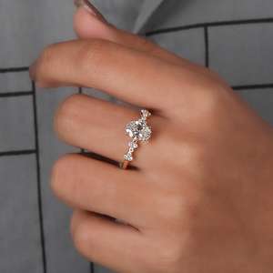 Bague de fiançailles coupe ovale bague de mariage en grappe de diamants cultivés en laboratoire, bague de mariée en or jaune, bague de promesse d'anniversaire - Product Image 2