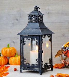 Élégante lanterne à bougie en fer avec finition brossée et accents artistiques conçue pour les intérieurs de luxe et la décoration d'accueil - Product Image 1