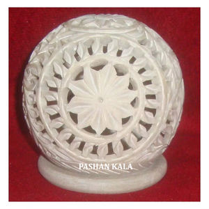 Porte-bougie en pierre ollaire naturelle, forme ronde avec motif floral, pour cadeaux et usage religieux, fabrication indienne - Product Image 1