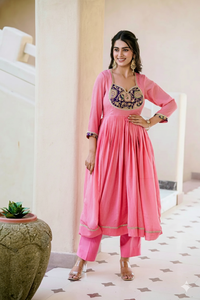 Ensemble de costume Anarkali brodé de luxe Unity avec dupatta, tissu en mélange de soie douce, pour les fêtes et les occasions spéciales - Product Image 2