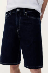 กางเกงขาสั้นผ้ายีนส์สำหรับผู้ชายออกแบบได้ตามต้องการผ้ายีนส์สีกรมท่ากรดฟอกสีความยาวเข่าโอเวอร์ไซส์แฟชั่นเรียบๆ - Product Image 2