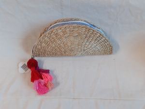 Pochette demi-lune en jacinthe d'eau avec glands colorés avec fermeture à glissière - Product Image 2