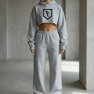 Conjunto Deportivo de Mujer en Terciopelo Gris Ceniza, Sudadera Corta con Dobladillo Deshilachado, Pantalones Deportivos Ajustados de Pierna Ancha y Cintura Alta, Ropa Urbana - Product Image 5