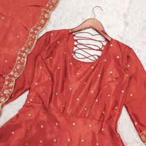 Costume Salwar en soie fabriqué à la main de créateur, robe longue pakistanaise Kameez Dupatta à la mode pour les cérémonies de mariage et de fête - Product Image 4