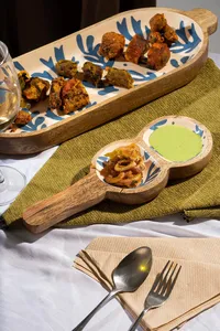 Bandeja para servir condimentos de madera tallada a mano, plato de aperitivos de doble cuenco con asa, plato para servir aperitivos, restaurante en casa, Hotel - Product Image 2