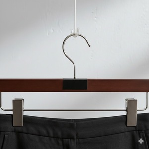 Perchas de Madera de Primera Calidad con Pinzas, Acabado de Nogal Oscuro de Lujo, Resistentes, para Tiendas de Ropa y Armarios de Hoteles - Product Image 4
