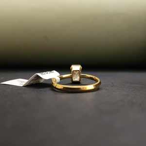 Anillo de banda amarilla con moissanita de corte esmeralda en oro de 14K chapado con engaste pavé, certificado IGI, moderno para compromiso - Product Image 5