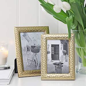 Marco de Fotos de Metal de Lujo Hecho a Mano para Exhibición de Recuerdos de Mesa con Detalles Artesanales y una Forma Elegante y Resistente - Product Image 1