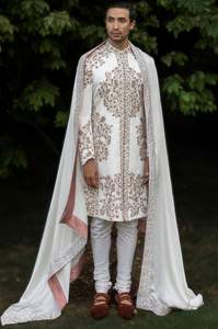 2025 @ Elegant Robe Sherwani élégante personnalisée pour hommes, pantalon et étole avec perle de verre en cristal ornée, Dabka, travail de la pierre - Product Image 2