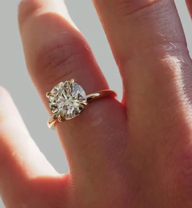 Anillo de Compromiso Solitario con Diamante Cultivado en Laboratorio de 2 Quilates, Certificado IGI, Corte Brillante Redondo, Diseño Clásico, Elaborado en Oro Sólido de 14 Quilates - Product Image 3