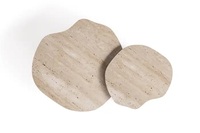Tables basses gigognes en travertin moderne avec un design incurvé organique, construction artisanale durable pour des espaces de vie élégants