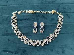 Ensemble de bijoux ethniques indiens tendance pour mariée, avec collier et boucles d'oreilles à motif de cloche en perles, collier ras du cou tendance - Product Image 1