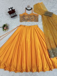 ชุดงานแต่งงานออกแบบสวม lehenga choli กับด้ายและลำดับการทำงาน - Product Image 3