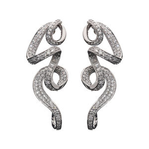 Boucles d'oreilles à boucle torsadée artistique en or 14 carats avec diamants naturels étincelants, serti de pavés brillants - Product Image 2