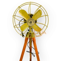 Ventilateur de refroidissement d'air de style vintage finition laiton encastré dans une cage de protection montée sur un trépied en bois