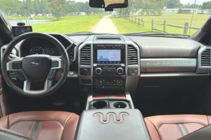 Ford F-350 Super Duty King Ranch 4x4 2020 d'occasion en bon état, 1 propriétaire, moteur V8 turbodiesel 6,7 litres, 4 roues motrices, Rapid Red - Product Image 4