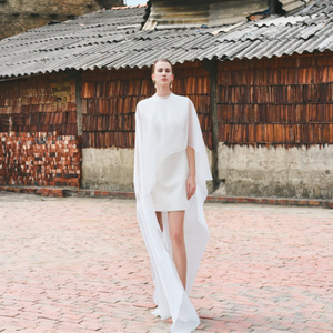 2025 Top Ventas AMI CUPRO LONG CAPE Longline Capa exterior Cupro Fabric 73% Cupro,27% Poliéster Ropa de mujer Whiteant - Product Image 3