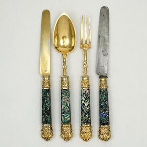 Juego de cubiertos con acabado dorado de estilo real, cubiertos elegantes y versátiles, perfectos para cenar, bodas, ocasiones especiales y regalos - Product Image 1