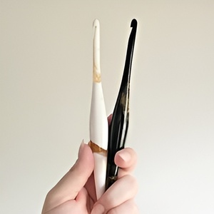 Élégant 14 tailles de crochets multicolores à poignée souple Aiguilles à tricoter ergonomiques en caoutchouc à prise souple disponibles à un prix abordable - Product Image 3