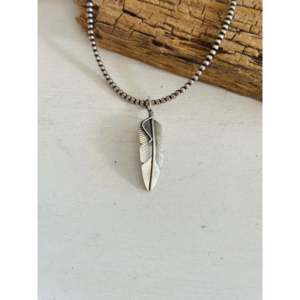 Pendentif Plume Navajo Fait Main en Argent Sterling Plaqué Or Rose et Rhodium, Breloque de Style Religieux, Bijou en Platine, Matière Principale - Product Image 1