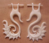 Boucles d'oreilles chandelier design corne et os