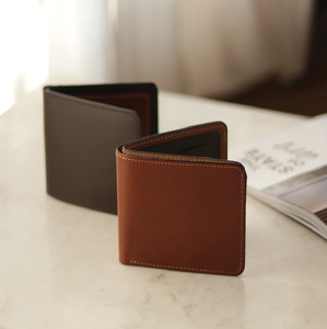 Porte-cartes minimaliste en cuir bicolore crème et vert olive avec logo en creux, disponible à prix de gros. - Product Image 5