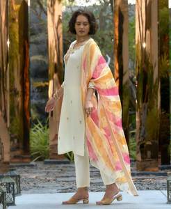 Seda Vaticana blanca con delicadamente bordado S a 3XL Tamaño Hasta la rodilla Fancy Kurti & Churidar Bottom con estampado Dupatta Set - Product Image 2