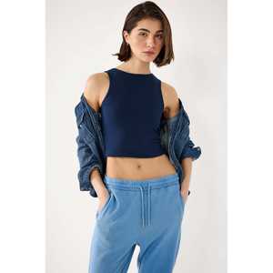 Top Corto Informal sin Mangas con Cuello Redondo y Logotipo Frontal, Ropa de Longitud Corta - Product Image 1