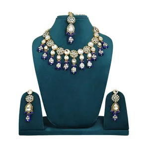 Ensemble de collier de luxe Kundan Polki, gouttes d'émail bleu royal et perles vertes, plaqué or, alliage et cuivre, bijoux fins - Product Image 1