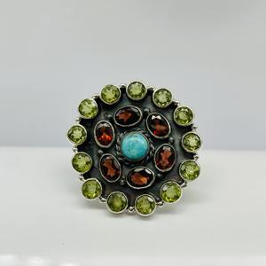 Bague en argent sterling 925 Turquoise naturelle Style classique Bague de mariage grenat et péridot coupe ovale faite à la main avec une touche de luxe - Product Image 1