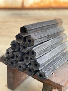 Charbon de bois durable fabriqué à partir de sciure de bois à 100% pour une chaleur constante et une cuisson propre - Product Image 3