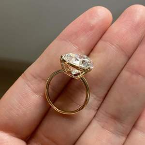 Anillo de Compromiso Iced Jewelz con Diamante Moissanite de Corte Pera de 10 Quilates, Engaste de Canal, Oro Rosa de 14K, Chapado en Platino, Certificado IGI - Product Image 3