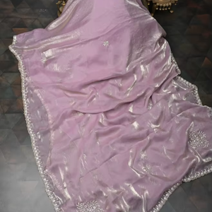 Lila Shimmer Georgette Saree con borde de piedra festoneada con trabajo de tejido con las mismas piezas de blusa de borde - Product Image 1