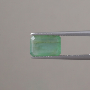 พลอยมรกตธรรมชาติ รับรองโดย IGI น้ำหนัก 2.58 กะรัต ทรงมรกต 11x7 มม. ขัดเงา/เคลือบน้ำมัน ขายส่ง เกรดพรีเมียม สีเขียว สำหรับเครื่องประดับคุณภาพ - Product Image 1