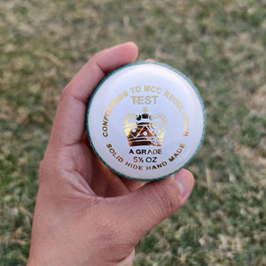 Pelotas de cricket blancas al por mayor profesionales Pelota de cuero de 4 piezas con logotipo OEM - Product Image 1