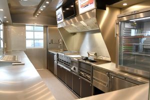 รถขายอาหารเคลื่อนที่สแตนเลสสตีล ขนาด 4.8 เมตร สไตล์ Airstream แบบเพลาคู่ สำหรับใช้งานกลางแจ้ง - Product Image 6