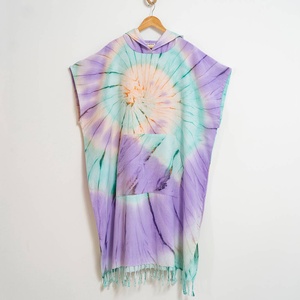 Poncho de Playa para Adultos al por Mayor - Toalla con Capucha en Espiral, Morado Tie-Dye, 100% Algodón Turco, Bata de Cambio para Surf y Natación, Proveedor OEM - Product Image 3