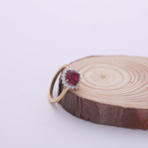 Anillo de compromiso con halo de diamantes en oro amarillo, blanco y rosa de 9K, con piedra preciosa roja cultivada en laboratorio de corte cojín de 2.04 quilates - Product Image 2