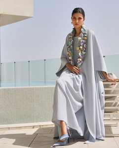 อาบายะห์ผ้าไหมดีไซน์หรูสำหรับผู้หญิง พร้อมงานปักคุณภาพพรีเมียม คุณสมบัติกันยับ เหมาะสำหรับโอกาสละหมาด - Product Image 1