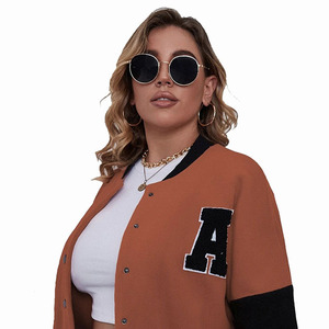 Vente en gros de vestes universitaires courtes de qualité supérieure Letterman à manches longues pour femmes à la mode avec poches sur le devant - Product Image 6