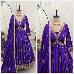 Conjunto de vestido bordado de seda Chinon de diseñador listo para usar para fiestas y bodas, incluido pantalón y Dupatta - Product Image 6