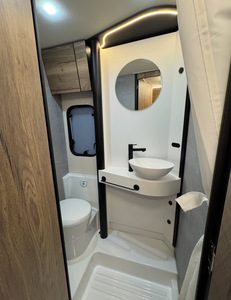 Autocaravana de Lujo de Calidad 4X4, Mini Caravana, Remolque RV para 4-6 Personas, 15 pies, Todoterreno de Lujo con Ducha, Inodoro, Cocina y Dos Dormitorios - Product Image 5