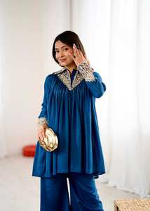 Ensemble élégant en deux pièces Comprend un haut bien ajusté et un chinon lourd inférieur coordonné avec un travail de séquence de broderie - Product Image 5