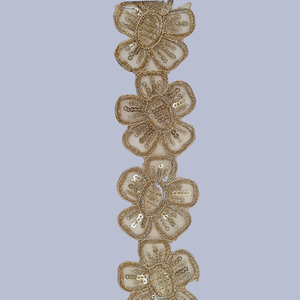 Garniture en dentelle brodée en organza de tissu artisanal de créateur Bordure artisanale pour saris haut de gamme Robes de mariée Lehengas et Couture - Product Image 6