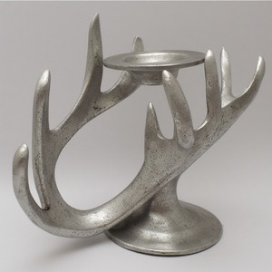 Portavelas de cuerno de Reno fundido de aluminio hecho a mano con trabajo artesanal en tono plateado martillado Diseñado para interiores decorativos - Product Image 3