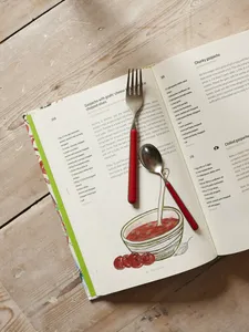 Ensemble de couverts à poignée rouge de qualité supérieure avec des couverts durables à tête finie argentée, parfaits pour les repas modernes et un usage quotidien - Product Image 2