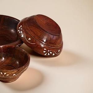 Juego de cuencos de madera hechos a mano de 3 cuencos decorativos para servir con cucharas de madera a juego incluidas - Product Image 1