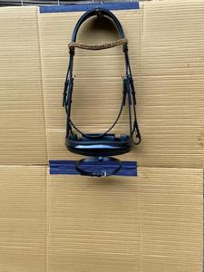 Cómoda brida de caballo de charol con cristales Productos para caballos - Product Image 5